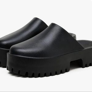 Universal bubble slippers/slides Size 9.  Comfortable and long wearing.